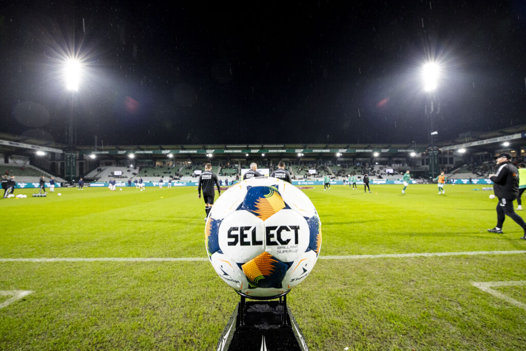 En SELECT-bold står klar til Superliga-kamp i Viborg