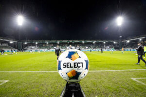 En SELECT-bold står klar til Superliga-kamp i Viborg