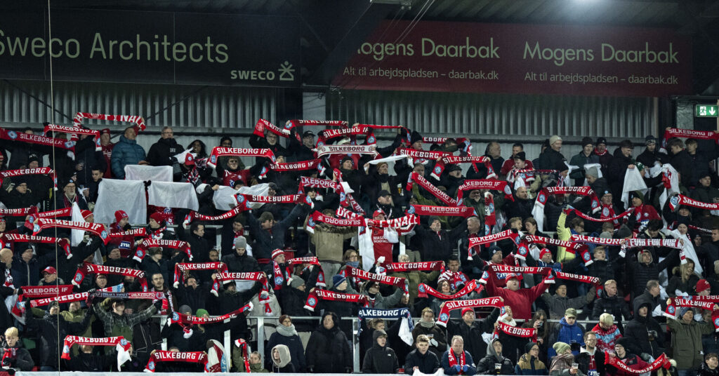 Silkeborg IF's fans med halstørklæder i vejret.