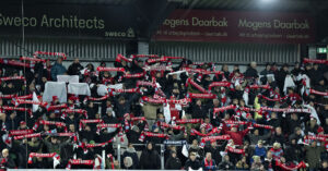 Silkeborg IF's fans med halstørklæder i vejret.