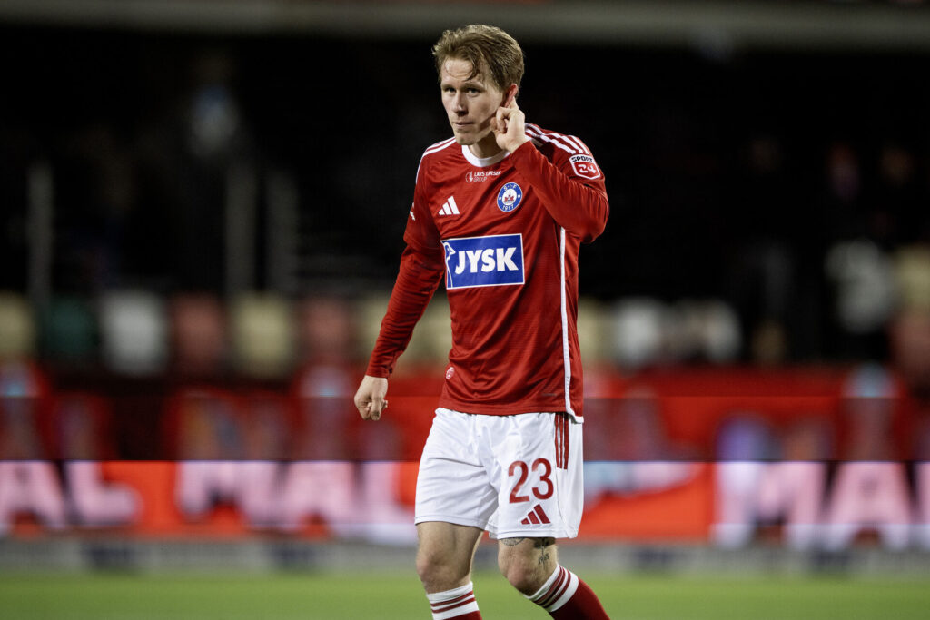 Tonni Adamsen peger på sit øre