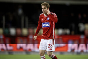 Tonni Adamsen peger på sit øre