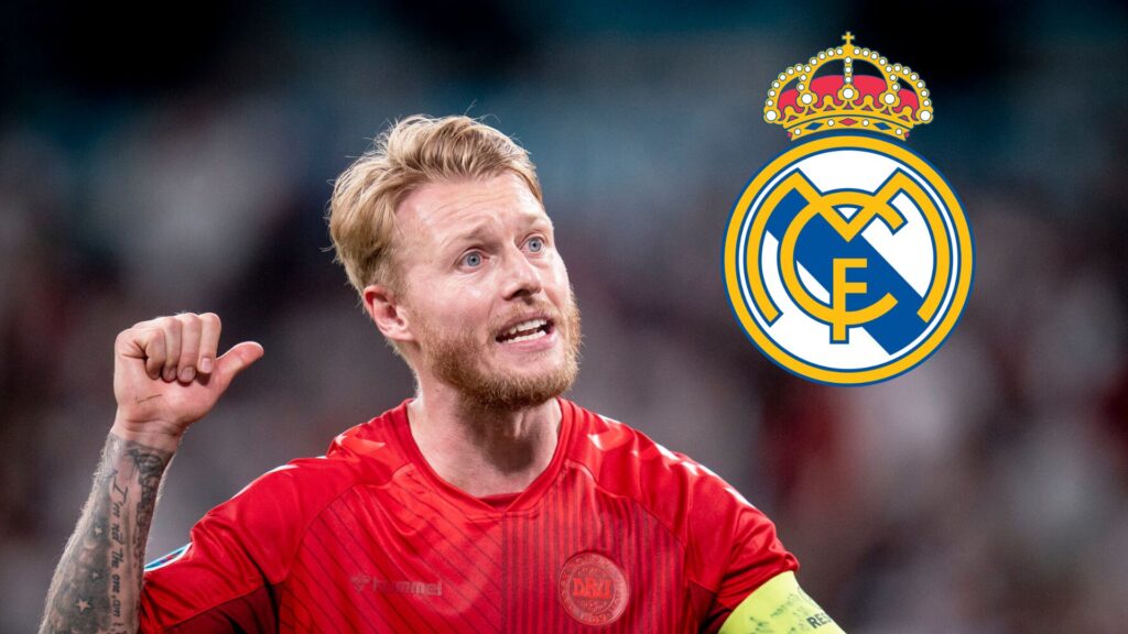 Simon Kjær i en landsholdstrøje med et Real Madrid-logo ude i siden