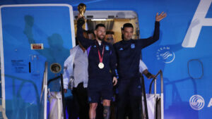 Lionel Messi og Lionel Scaloni exitter flyet med VM-trofæet i Argentina.