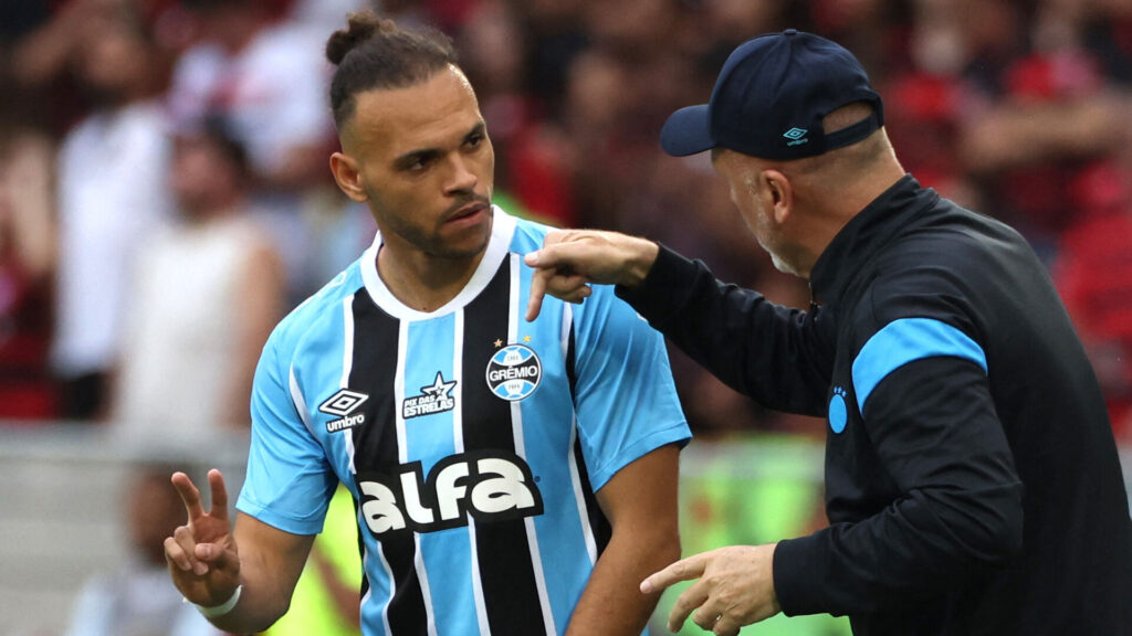 Martin Braithwaite i samtale med Gremio-træner Menezes.