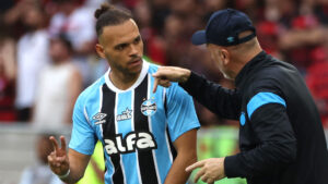 Martin Braithwaite i samtale med Gremio-træner Menezes.