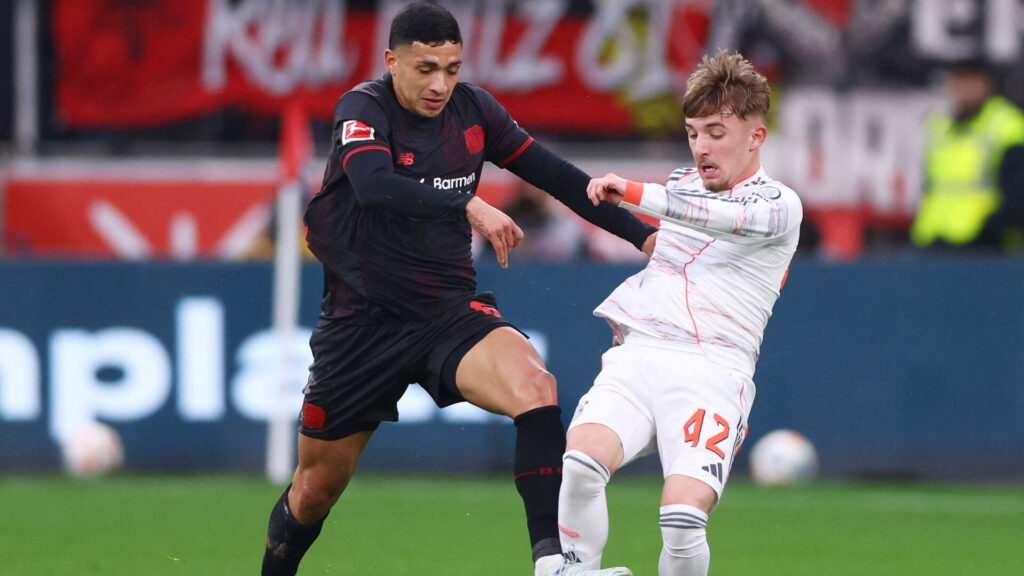 Leverkusen og Bayern-spillere kæmper om bolden