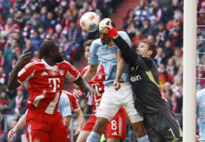 Frederik Rønnow forsøger at bokse bolden væk.