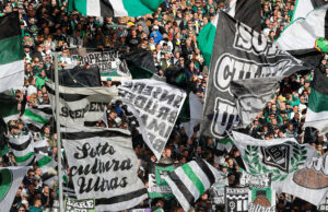 En masse Gladbach-fans flager