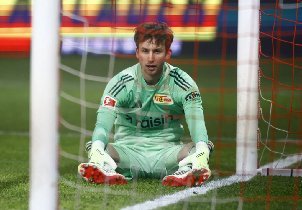 Frederik Rønnow sidder ned på græsset