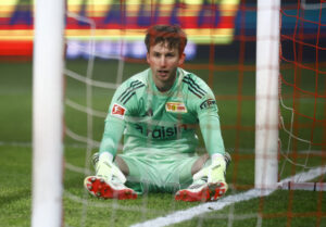 Frederik Rønnow sidder ned på græsset