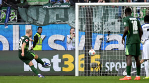 Christian Eriksen sparker straffespark