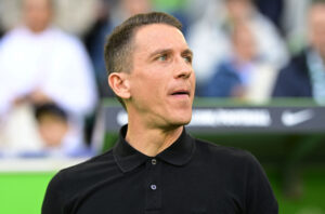 Daniel Bauer på sidelinjen som cheftræner for Wolfsburg