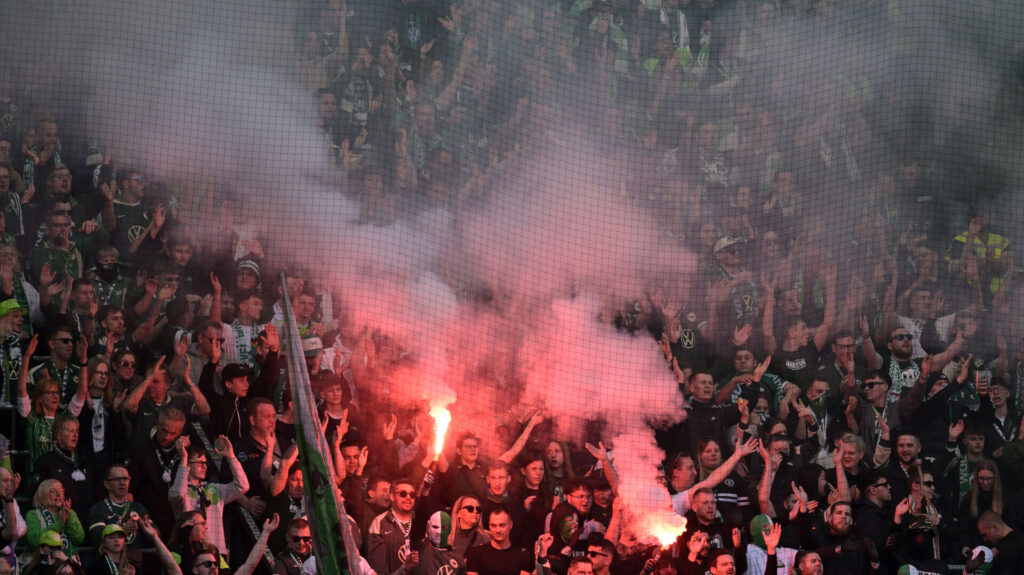 Wolfsburgs fan står med romerlys i hånden