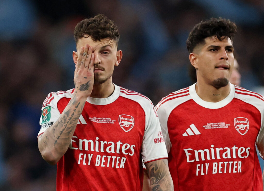 Ben White med en hånd for øjet.