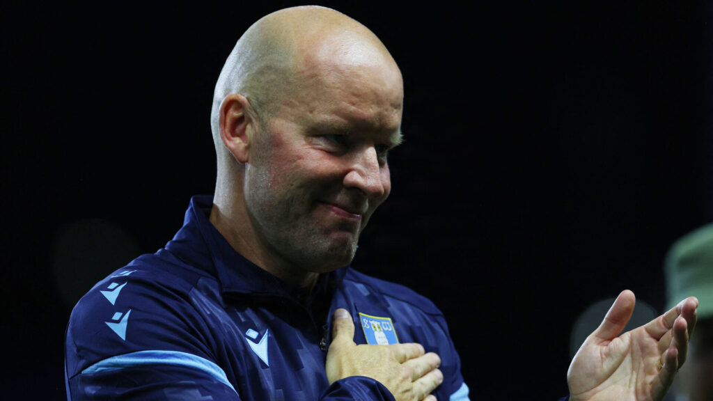 Sheffield Wednesdays Henrik Pedersen tager sig til klublogoet på brystet.