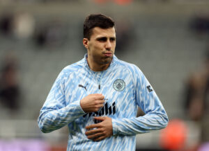 Rodri varmer op til en kamp for Manchester City.