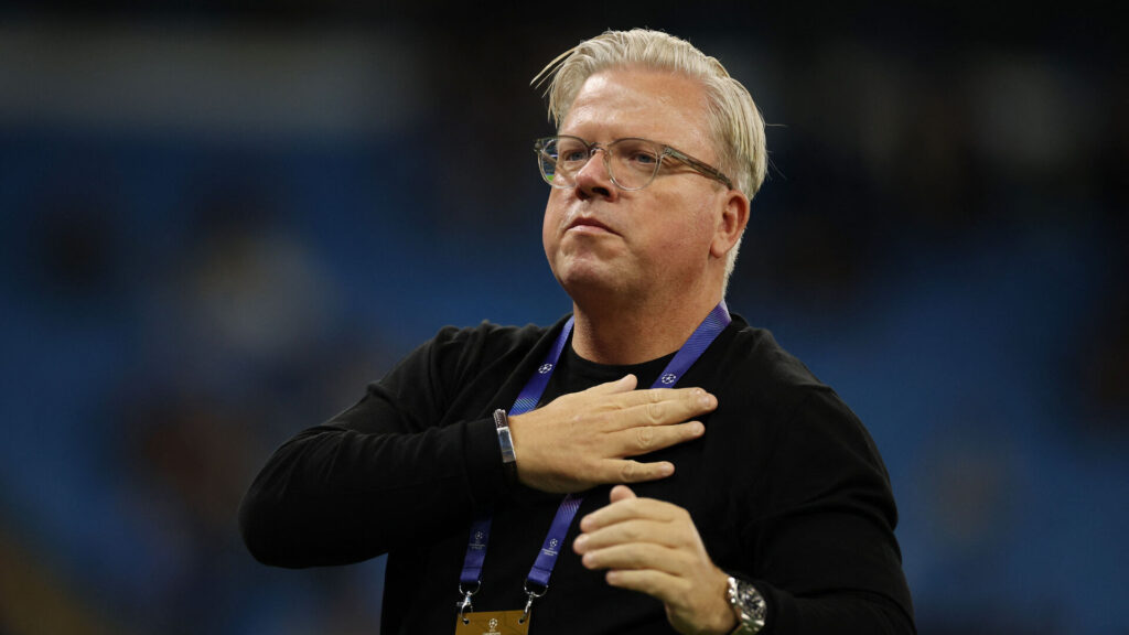 Lars Friis slår sig på brystet.