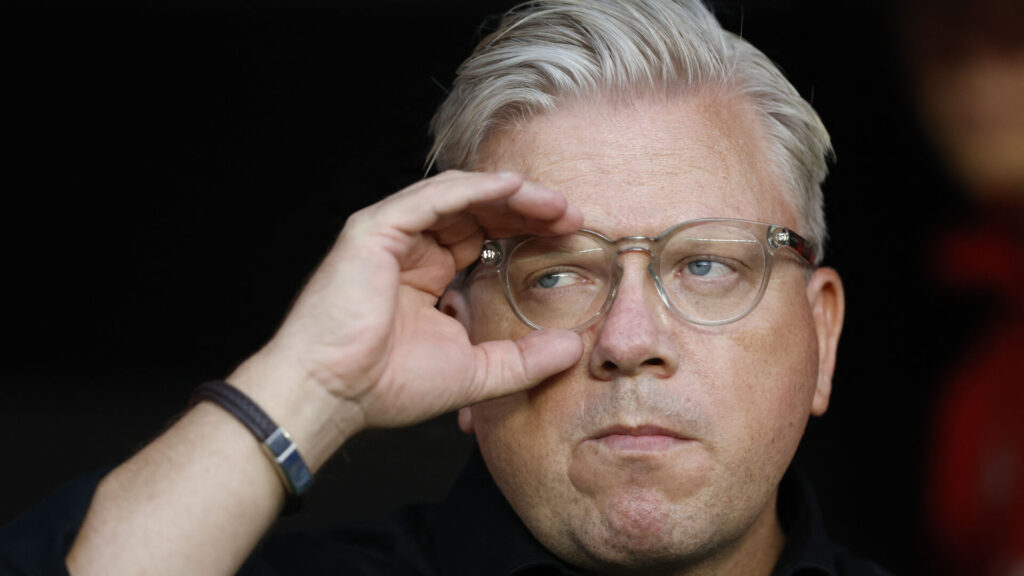 Lars Friis tager sig til sine briller.