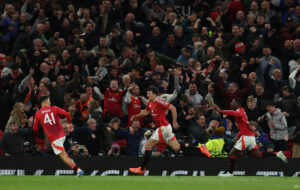 Harry Maguire og Kobbie Mainoo.