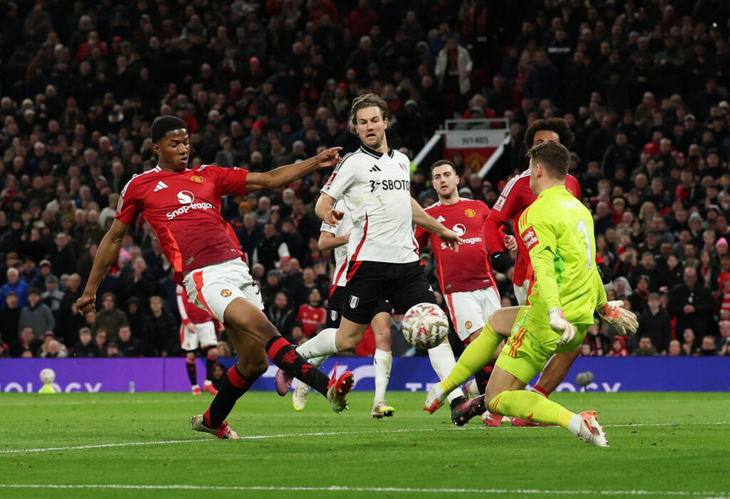 Chido Obi skyder på mål mod Fulham.