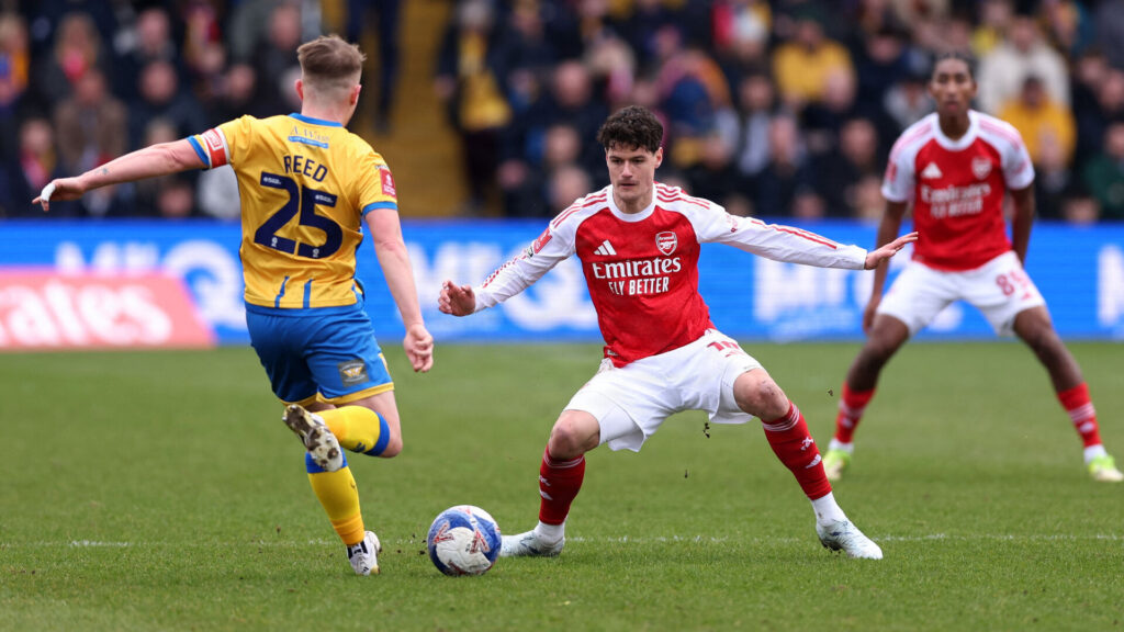 Arsenals Christian Nørgaard i duel med en Mansfield-spiller