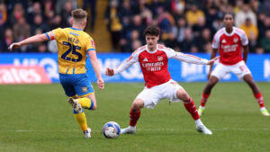 Arsenals Christian Nørgaard i duel med en Mansfield-spiller