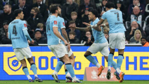 Manchester City spillere jubler efter scoring mod Newcastle