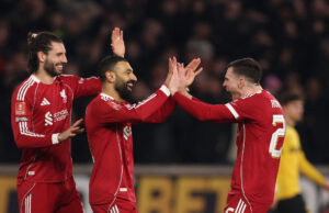 Salah og Robertson giver highfive.