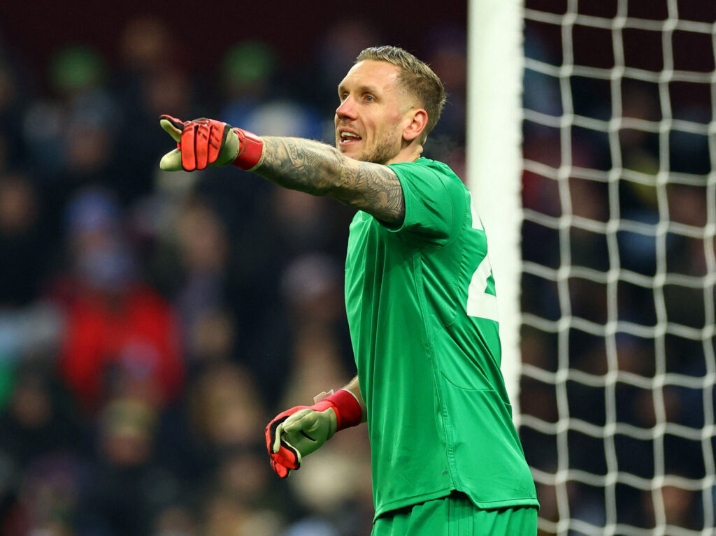 Robin Olsen peger ud