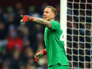 Robin Olsen peger ud