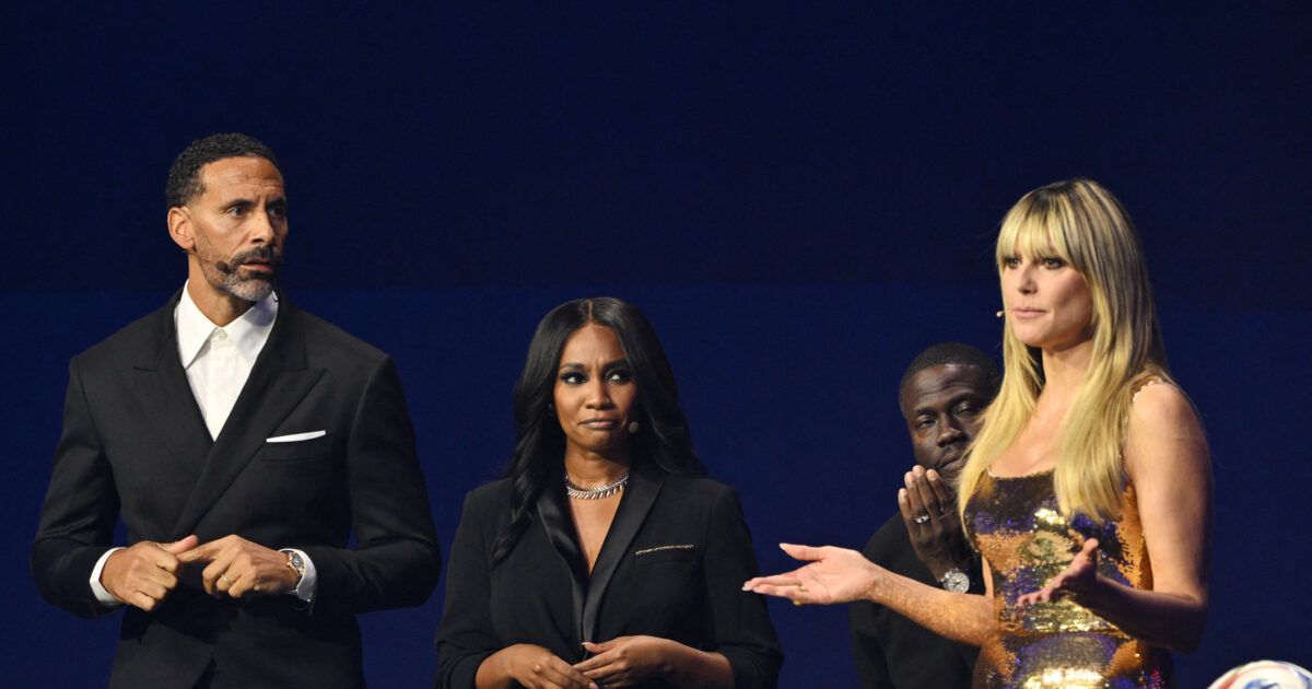 Fanget i Dubai: Skræmmende at høre missiler og kampfly Rio Ferdinand til VM-lodtrækningen i Washington i december 2025. Foto: Mandel Ngan/REUTERS