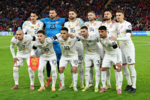 Det nordmakedonske landshold har armene om hinanden