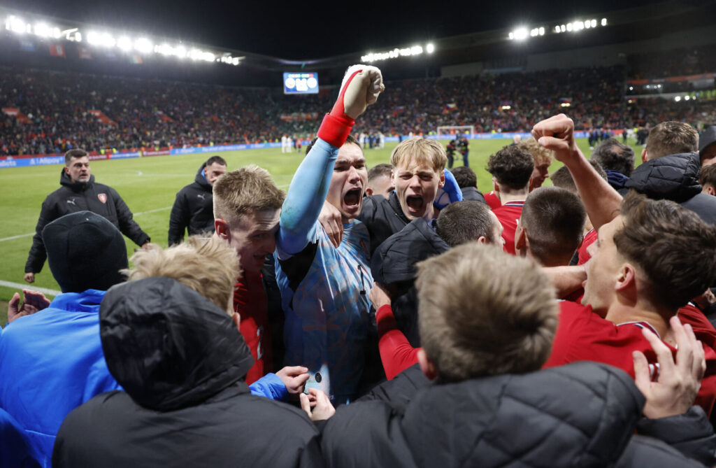 Tjekkiets spillere jubler sammen med deres fans.