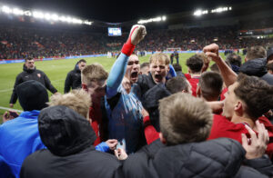 Tjekkiets spillere jubler sammen med deres fans.