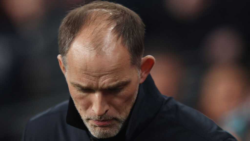 Thomas Tuchel kigger ned i jorden.