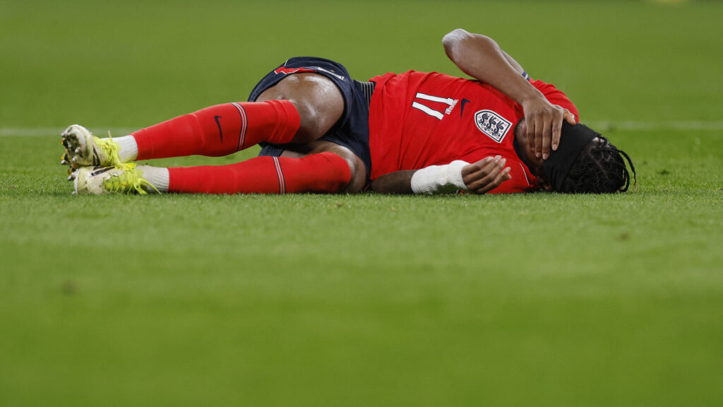 Arsenals Noni Madueke bliver skadet for England