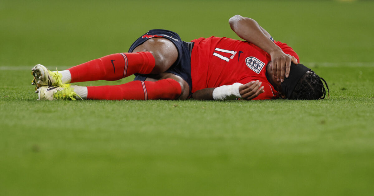 Se her: Skadet Arsenal-stjerne forlader Wembley med skinne Foto: Action Images via Reuters/Andrew