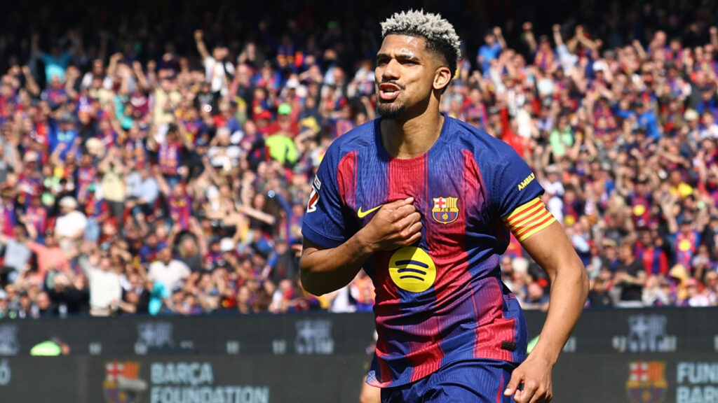 Ronald Araujo fejrer scoring mod Rayo Vallecano.