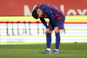 Roony Bardghji kigger ned i græsset under en kamp for FC Barcelona.