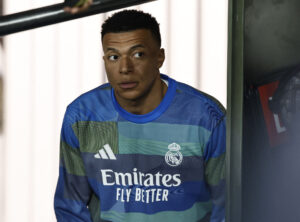 Kylian Mbappé står i en opvarmningstrøje