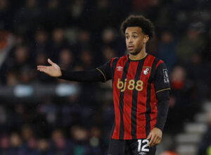 Tyler Adams gestikulerer under en kamp for Bournemouth.