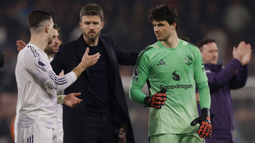 Michael Carrick giver hånd til af sine spillere.