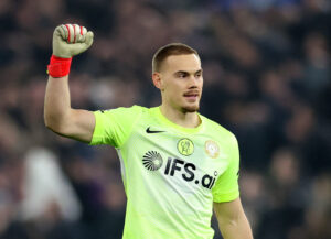 Filip Jørgensen knytter næven.