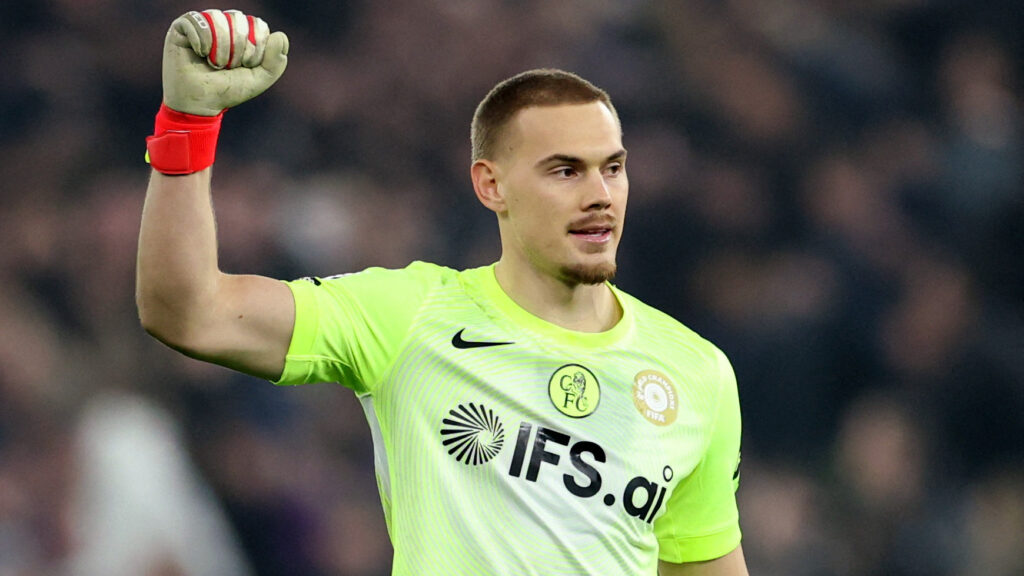 Filip Jørgensen løfter sin højre arm