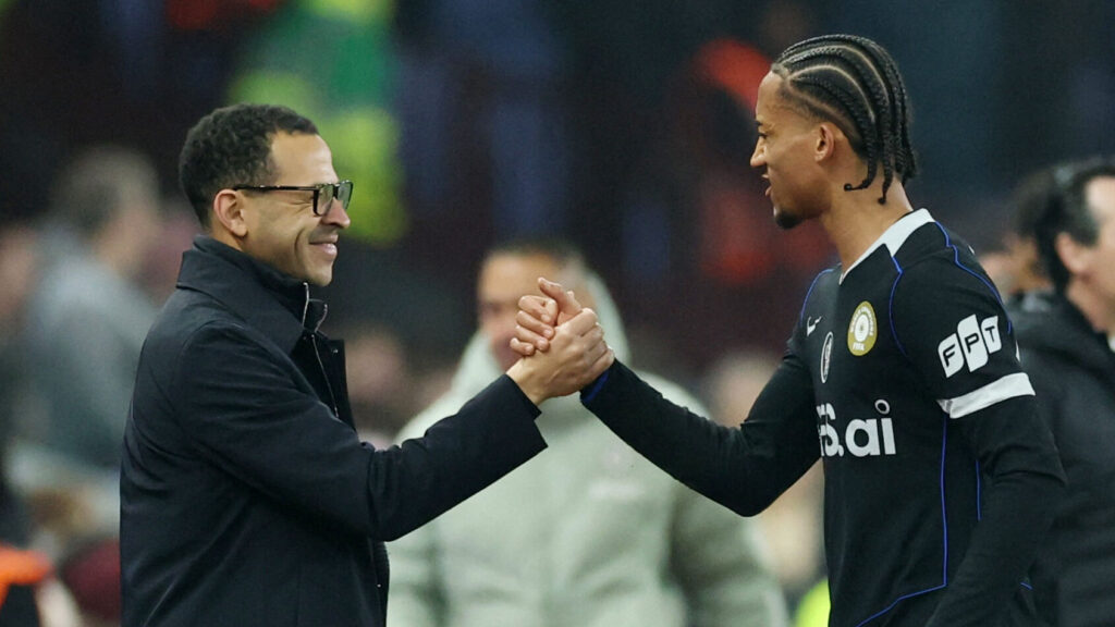 Chelseas Liam Rosenior og Joao Pedro giver hånd