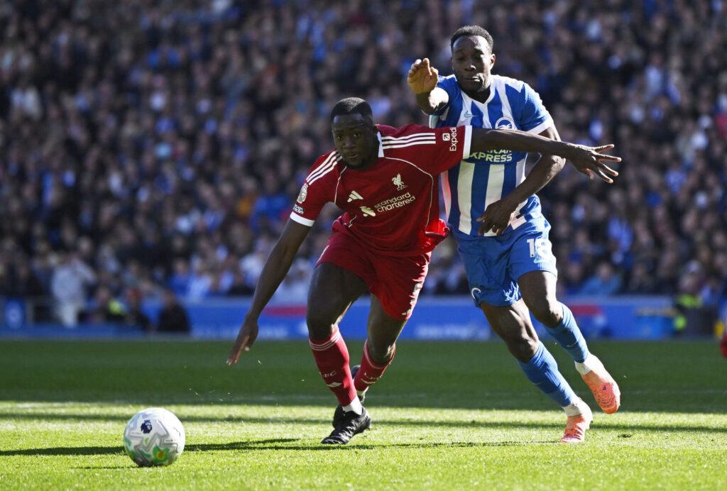 Danny Welbeck i kamp mod Liverpool.