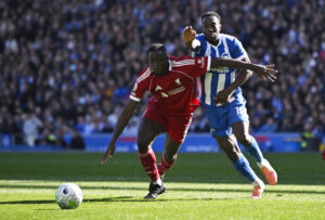 Danny Welbeck i kamp mod Liverpool.