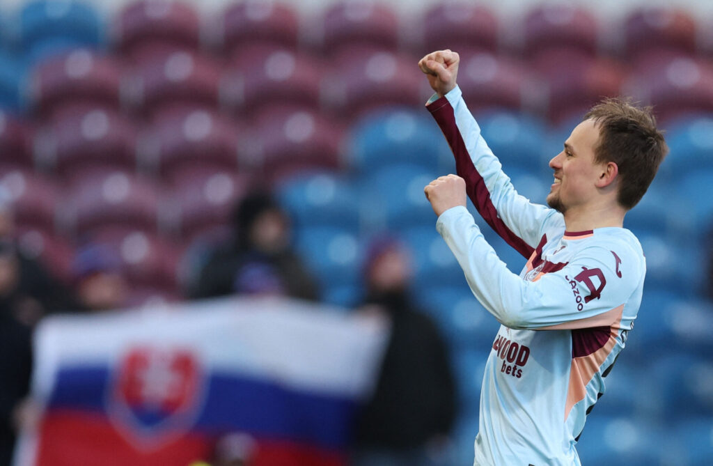 Mikkel Damsgaard jubler under Brentfords kamp mod Burnley.