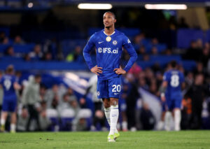 Joao Pedro står med hænderne i siden